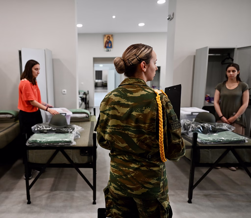 Συναγερμός από τις πρώτες αναβολές στην εθελοντική θητεία γυναικών