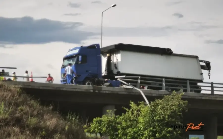 Ιωάννινα: Τροχαίο με ανατροπή νταλίκας στην Εγνατία Οδό πριν τα διόδια Δροσοχωρίου