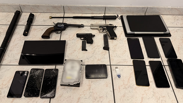 Νίκαια: Συνελήφθη 62χρονος που είχε όπλα, τέιζερ και σφαίρες στο σπίτι του