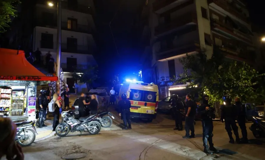 Ένας νεκρός από πυροβολισμούς στα Εξάρχεια - Εντοπίστηκαν πέντε κάλυκες στο σημείο