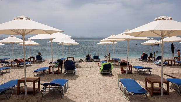 Κατάστημα χωρίς άδεια είχε εγκαταστήσει 200 ομπρέλες και 400 ξαπλώστρες σε παραλία στην Ανάβυσσο - Συνελήφθη 72χρονος