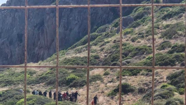 Κρήτη: Τραγωδία στα Φαλάσαρνα - Νεκρός Γάλλος τουρίστας που χτύπησε στα βράχια σε δύσβατη παραλία