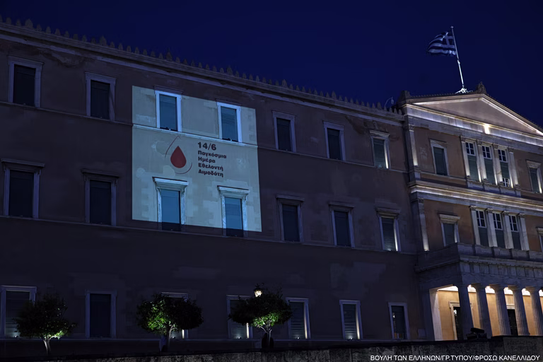 Φωταγωγήθηκε με μια κόκκινη σταγόνα η Βουλή για την Παγκόσμια Ημέρα Εθελοντή Αιμοδότη