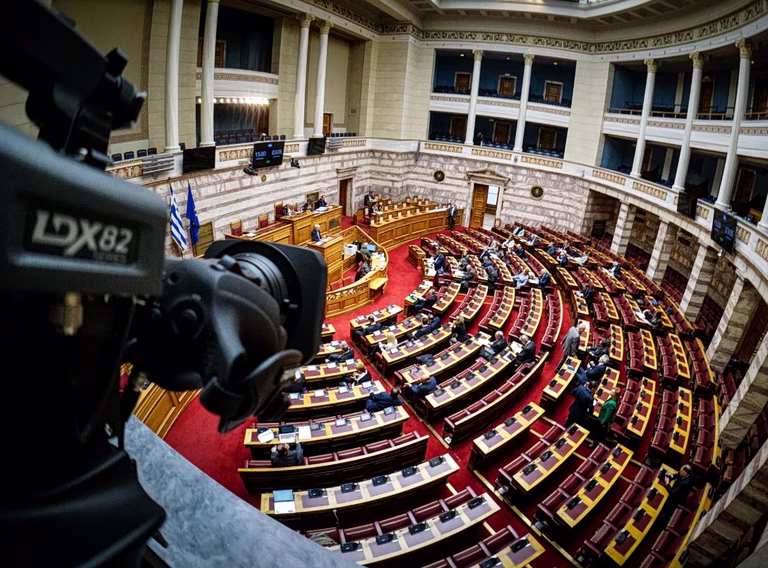 Πυρά της αντιπολίτευσης για το σκάνδαλο στις πολεοδομίες – «Η μόνη παθογένεια είναι η 7ετής διακυβέρνηση  Μητσοτάκη»