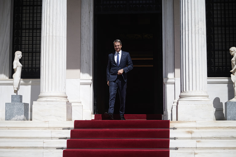 Συνάντηση Μητσοτάκη με τον Σαντάμ Χαφτάρ στο Μαξίμου