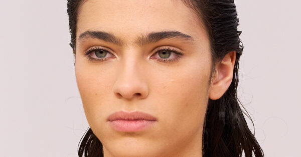 Wet Look: Πώς θα κάνουμε εύκολα και γρήγορα το πιο cool χτένισμα του καλοκαιριού