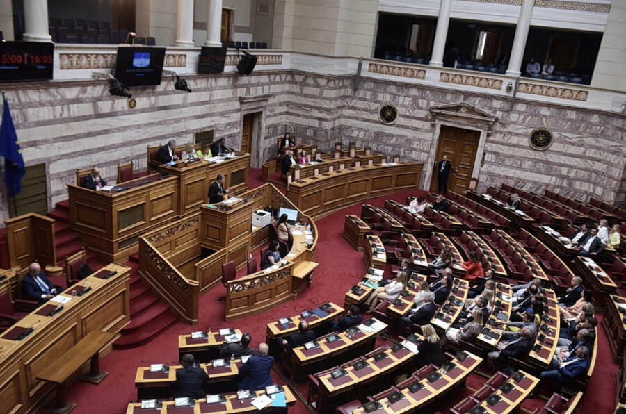 Τρία διαδοχικά ΦΕΚ για την αλλαγή ενός υφυπουργού