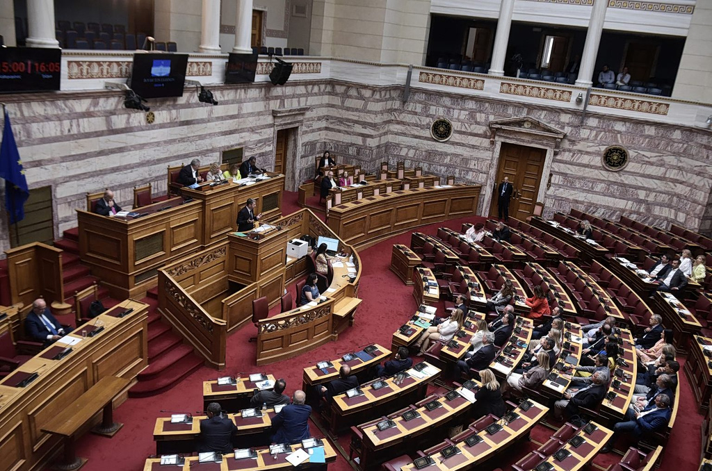 Τρία διαδοχικά ΦΕΚ για την αλλαγή ενός υφυπουργού