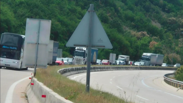 Φωτιά δίπλα στην Εγνατία Οδό - Έκλεισε το ρεύμα προς Γιάννενα