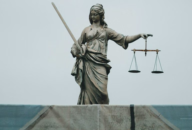 Τα σενάρια συγκάλυψης του σκανδάλου των υποκλοπών: Από τα 126 χρόνια στην ετεροδικία
