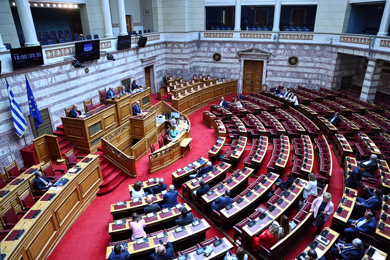 Βουλή: Ξεκίνησε η συζήτηση για την Συνταγματική αναθεώρηση – Υπέρ και των αμιγώς ιδιωτικών πανεπιστημίων η ΝΔ
