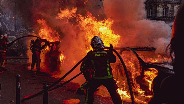 Φωτιά σε βιομηχανική αποθήκη στο Παρίσι - Φλόγες και καπνός ορατά από χιλιόμετρα μακριά