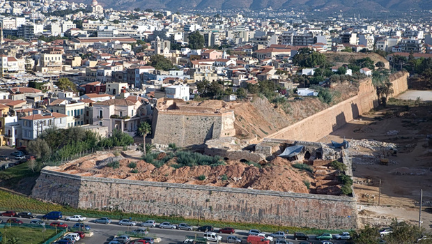 Κρήτη: 19χρονος έπεσε από τα Ενετικά Τείχη, νοσηλεύεται στη ΜΕΘ - Η μαρτυρία που εξετάζουν οι Αρχές
