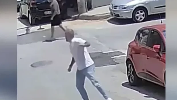 Τρόμος στον Πειραιά: Η στιγμή που ο ηλικιωμένος καταδίωκε τα αδέλφια με τρίαινα [Βίντεο]