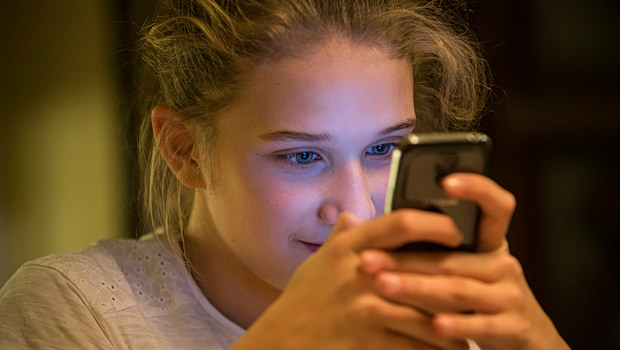 Η Ευρώπη και η απαγόρευση των social media στους εφήβους - Τα κορίτσια πιο εκτεθιμένα στην προβληματική χρήση