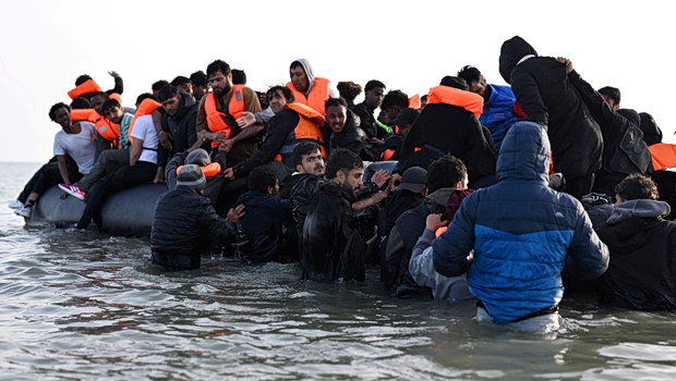 Μετανάστες: Γαλλία και Ισπανία τάσσονται κατά των «κέντρων επιστροφών» σε τρίτες χώρες
