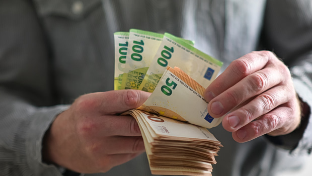 «Είναι όλα ψέματα» λέει ο 34χρονος για τις 370.000 ευρώ - «Απολύτως δικαιολογημένα τα χρήματα» τονίζει ο πατέρας του 13χρονου