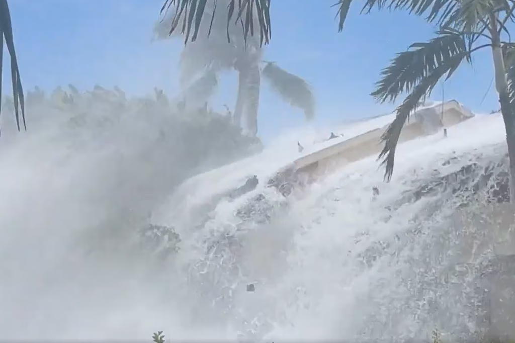 Εντυπωσιακό βίντεο: Κύμα «king tide» 4 μέτρων «κατάπιε» συγκρότημα κατοικιών στη Χαβάη
