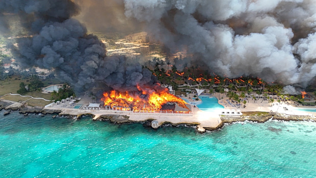 Τουρίστρια έχασε τη ζωή της μετά από τεράστια πυρκαγιά σε πολυτελές ξενοδοχείο στη Δομινικανή Δημοκρατία
