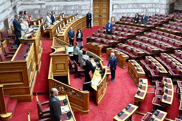 «Η κυβέρνηση έχει αποτύχει» – Πολιτική κόντρα για την ακρίβεια