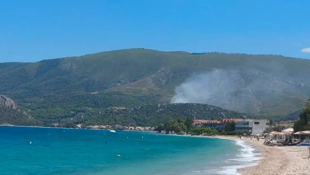 Σε εξέλιξη δύο πυρκαγιές στην Κορινθία