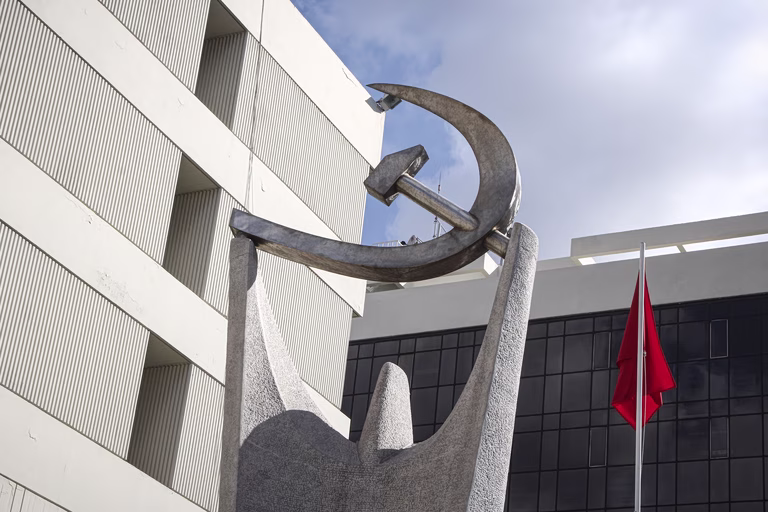 Πυρά ΚΚΕ στην κυβέρνηση Μητσοτάκη για τη μη αντίδρασή της στην απέλαση των Ελλήνων συνδικαλιστών από το Ισραήλ