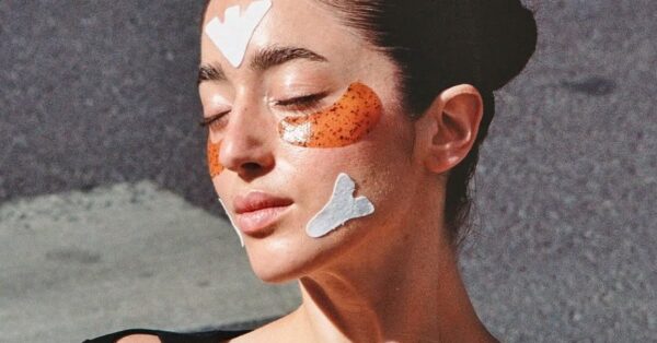 Face Taping: Το viral trick ομορφιάς που υπόσχεται πιο λεία επιδερμίδα μέσα σε ένα βράδυ
