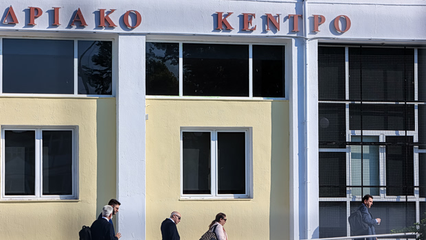 Δίκη για τα Τέμπη: «Το δικαστήριο δεν επηρεάζεται από μια δήλωση πρωθυπουργού ή υπουργού», απάντησε η πρόεδρος σε συγγενή θύματος