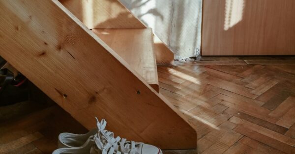 Τελικά να βγάζουμε τα παπούτσια μας προτού μπούμε στο σπίτι; Τι απαντά μια μικροβιολόγος