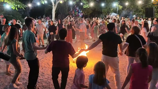 Αναβίωσε τo Διονυσιακό έθιμο του Κλήδονα: Άλματα πάνω από φλόγες, μαγιάτικα στεφάνια και χορός