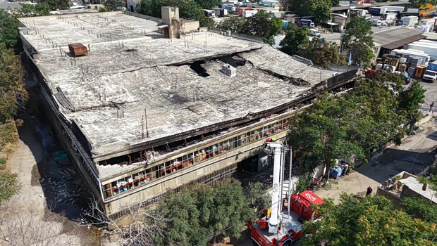 Αιγάλεω: Κατέρρευσε πλήρως η οροφή του εργοστασίου στην Ορφέως - Συνεχίζεται η επιχείρηση κατάσβεσης [βίντεο]