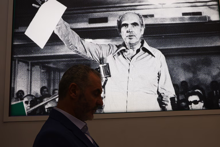 Ζωντανά από το Καλέντζι με μνήμες Ανδρέα – Το ΠΑΣΟΚ τιμά τον ιστορικό ηγέτη του