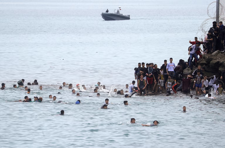 Politico: Η Ελλάδα στην «εμπροσθοφυλακή» της ΕΕ για κέντρα επιστροφών σε Ρουάντα και Ουζμπεκιστάν