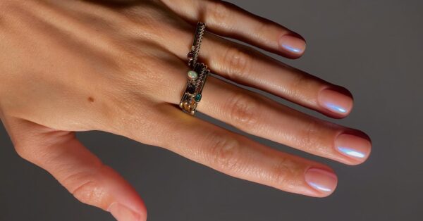 Glass nails: Η μίνιμαλ και κομψή τάση που κυριαρχεί στο καλοκαιρινό μανικιούρ