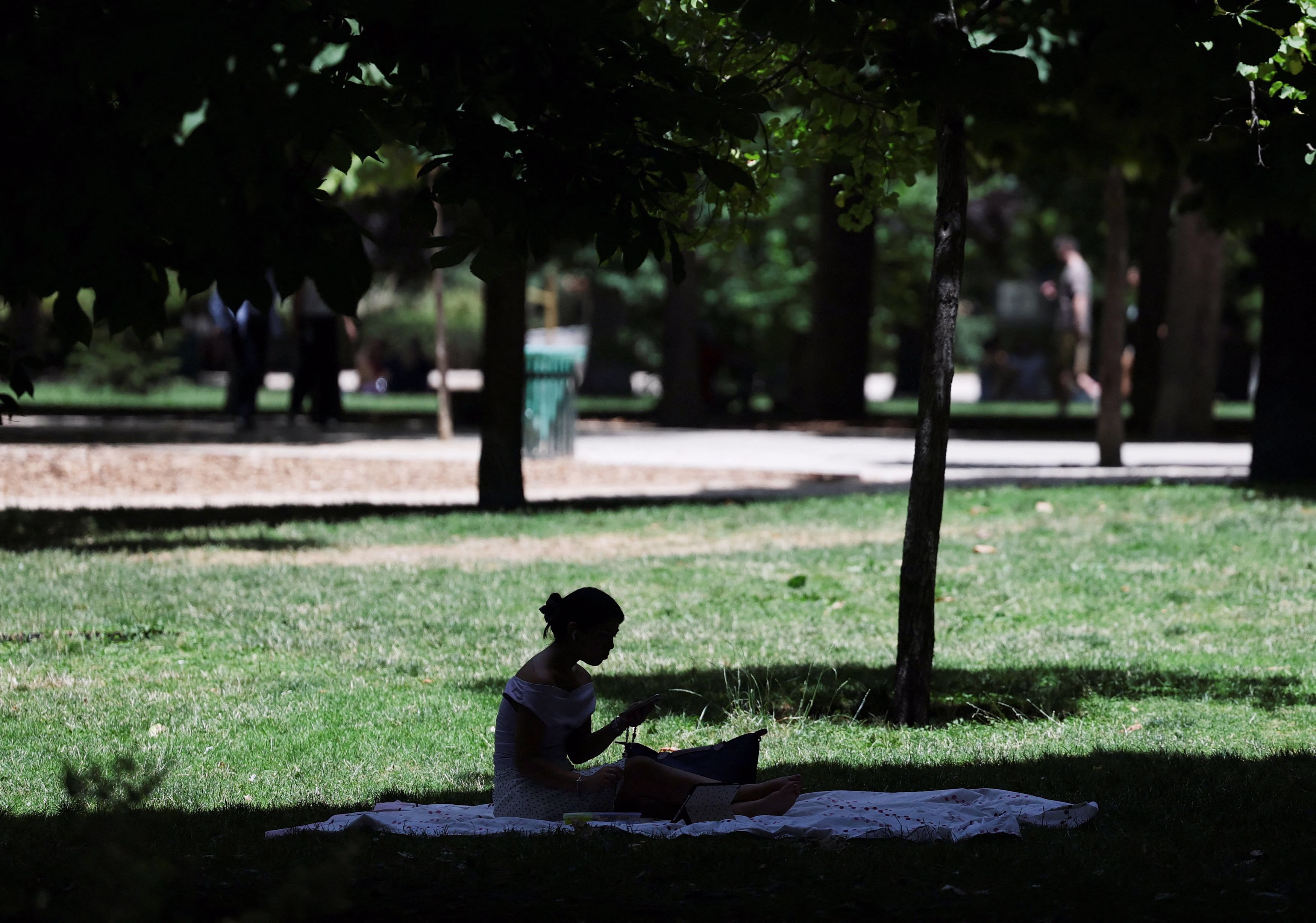 Η Ευρώπη στο «καμίνι» του καύσωνα: Εκατοντάδες νεκροί, κατάρριψη ρεκόρ 80ετίας και κλιματικά καταφύγια