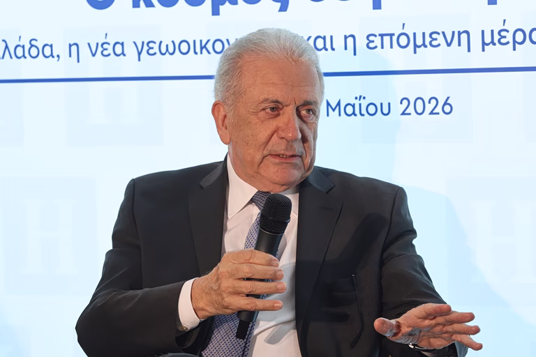 Η Κομισιόν «αδειάζει» τον Αβραμόπουλο: Το 2023 κάναμε εσωτερικό έλεγχο, όχι έρευνα – Δεν εξετάσαμε τη λειτουργία της ΜΚΟ