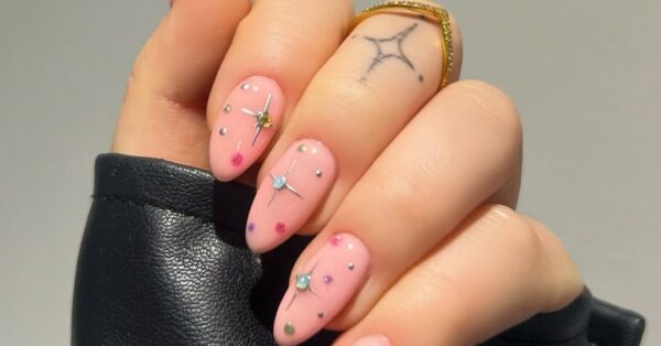 Gem nails: Η πιο λαμπερή τάση του καλοκαιριού που μετατρέπει το μανικιούρ σε κόσμημα
