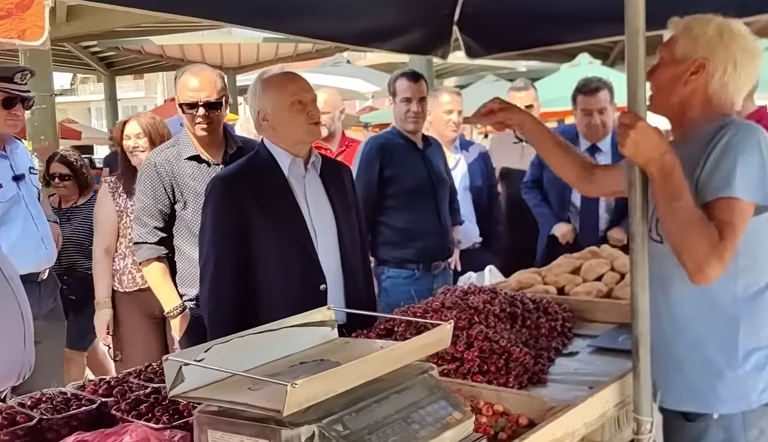 Τα έψαλαν σε Πλεύρη και Ανδριανό σε λαϊκή αγορά: «Τώρα με τις εκλογές μας θυμηθήκατε;» – «Πού είναι τα λεφτά του ΟΠΕΚΕΠΕ;»