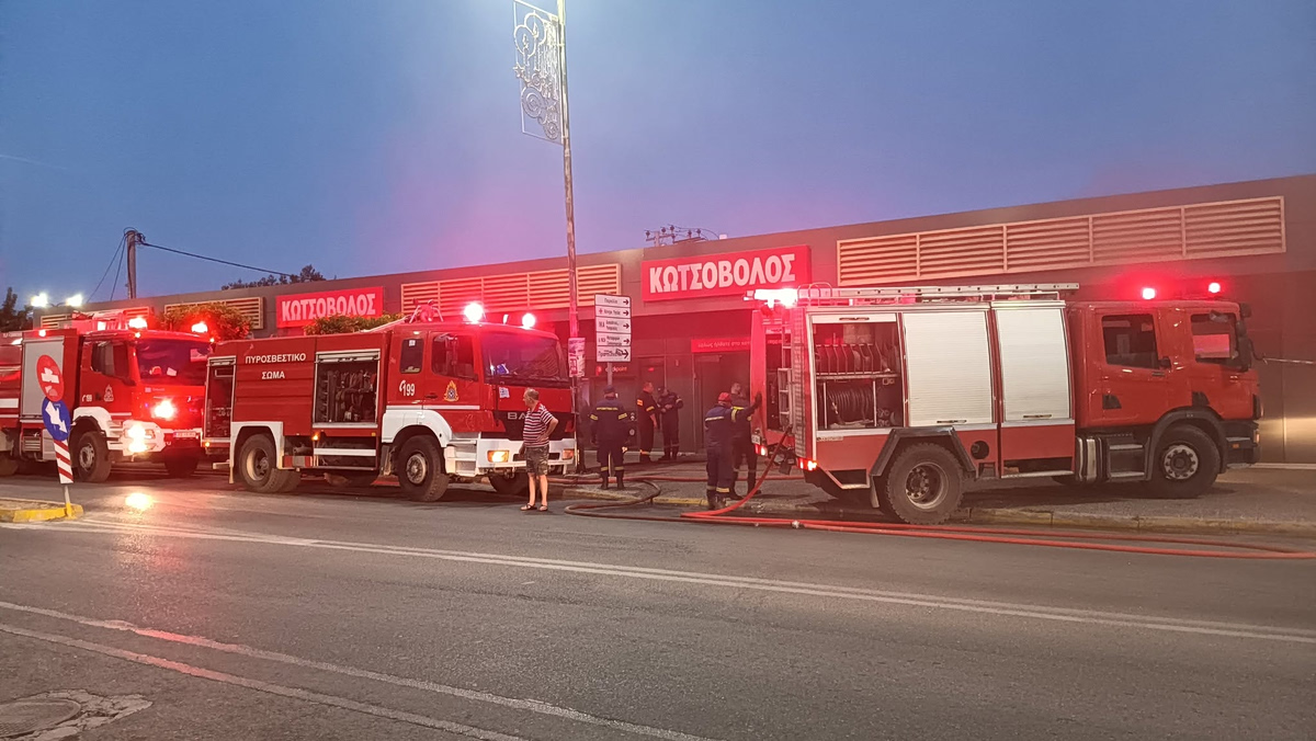 Φωτιά σε εμπορικό κατάστημα στην Ελευσίνα - Κλειστή η Ιερά Οδός