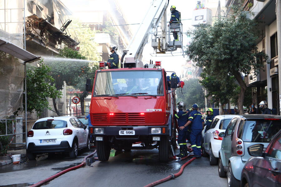 Μεγάλη φωτιά σε διώροφο κτίριο στην Καλλιθέα