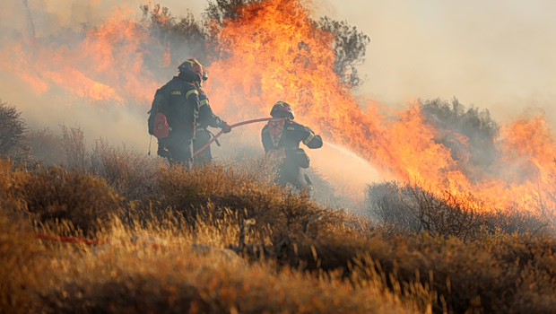 Ηλεία: Φωτιά σε αγροτοδασική έκταση - Επίγειες και εναέριες δυνάμεις επιχειρούν στην Βάρδα
