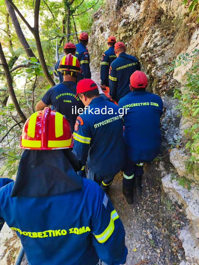 Λευκάδα: Τουρίστρια καταπλακώθηκε από βράχο στους καταρράκτες στο Νυδρί - Δίνει μάχη να κρατηθεί στη ζωή