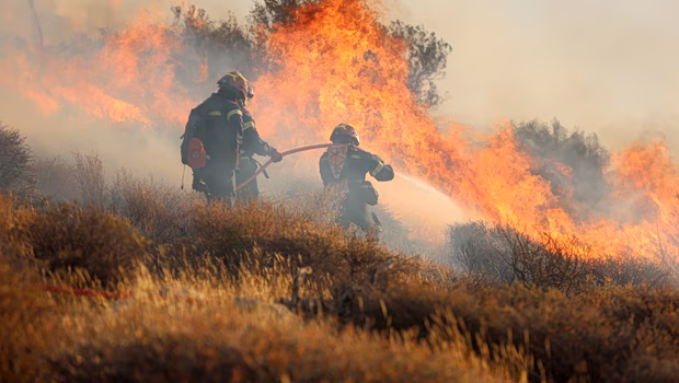 Μεγάλος κίνδυνος πυρκαγιάς από ξερά χόρτα και πυκνή βλάστηση – «Βόμβες» τα ακαθάριστα οικόπεδα