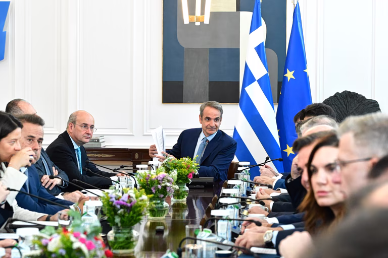 Μητσοτάκης: Καλλιέργεια προσδοκιών για πτώση στην τιμή της βενζίνης με προεκλογικό άρωμα