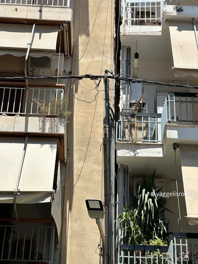 Πετράλωνα: Καρέ καρέ η κατάρρευση της τετραώροφης πολυκατοικίας