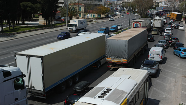 Καραμπόλα τριών οχημάτων στο κόμβο Μεταμόρφωσης - Τέσσερα ελαφρά τραυματίες