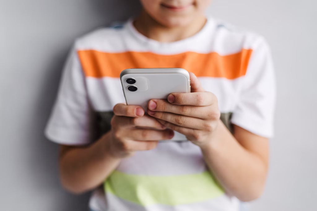 social-media-anilikon-kinito-paidi