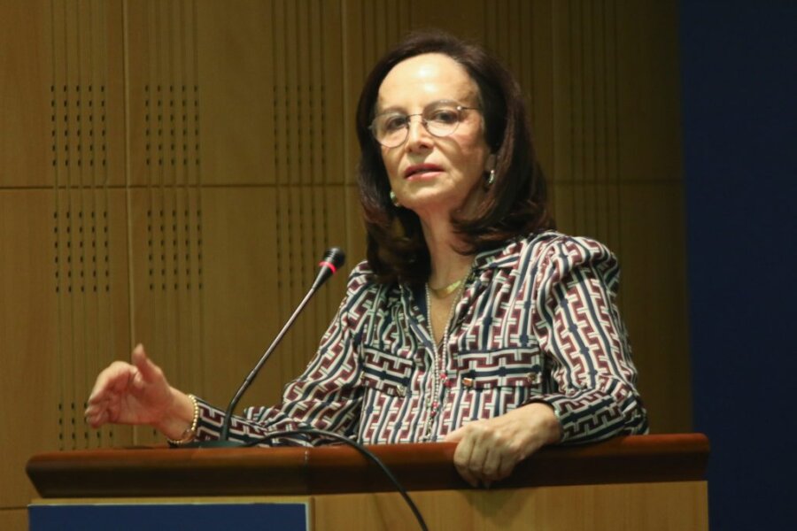 «Η μάνα είναι η ρίζα κάθε ανθρώπου»: Το συγκινητικό αντίο της Άννας Διαμαντοπούλου στη μητέρα της