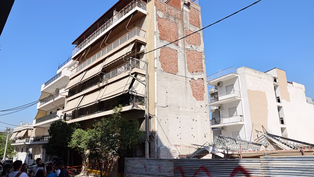 «Πάνω από 15 μέρες είχε πάρει κλίση η πολυκατοικία» - Οι προειδοποιήσεις ενοίκων και οι απαντήσεις των υπευθύνων