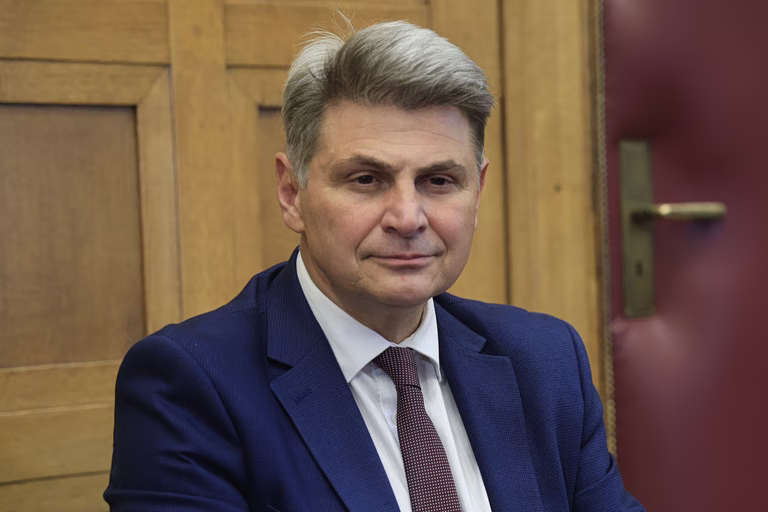 Νέα Αριστερά: Ζητά παραίτηση Φαραντούρη και ανάκληση της μετάθεσης της συζύγου του στη ΜΕΑ